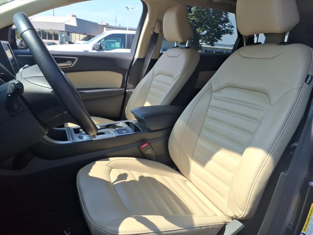 2022 Ford Edge SEL photo 16
