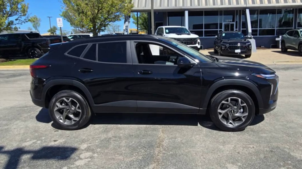 2025 Chevrolet Trax LT photo 28