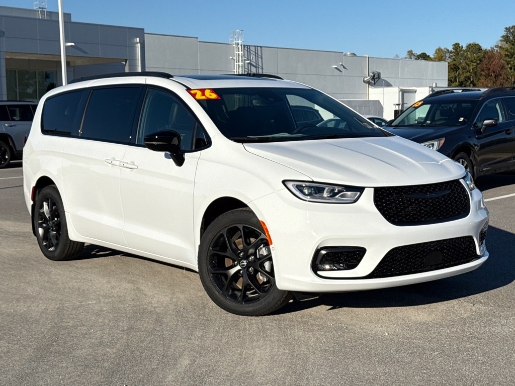 2026 Chrysler Pacifica Limited's photo