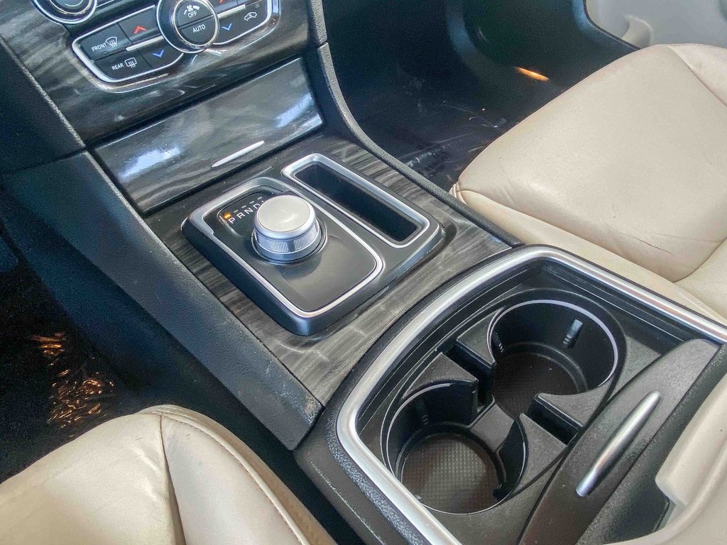 2021 Chrysler 300 Touring photo 22