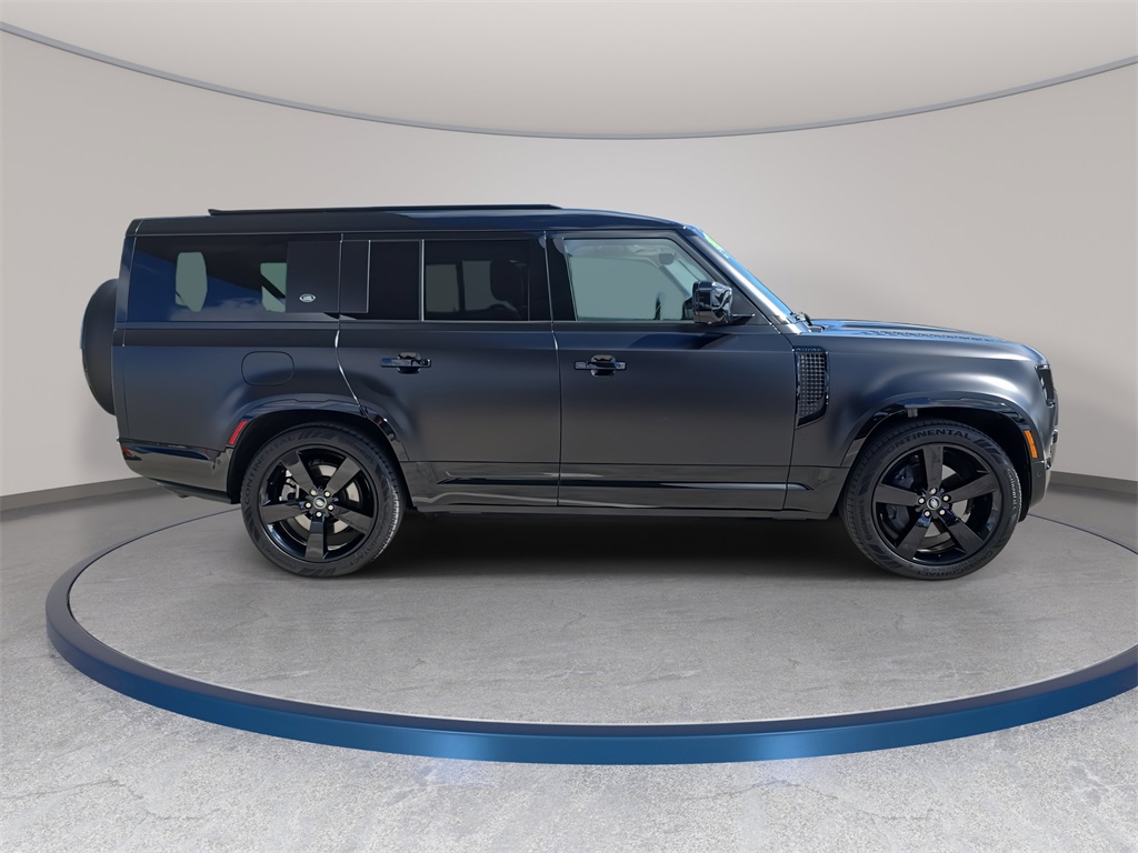 2024 Land Rover Defender 130 X-Dynamic SE photo 4