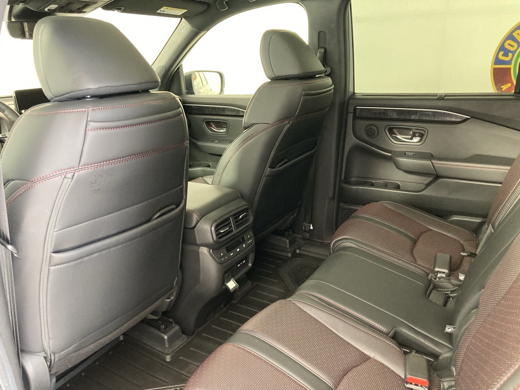 2025 Honda Pilot Black Edition photo 3
