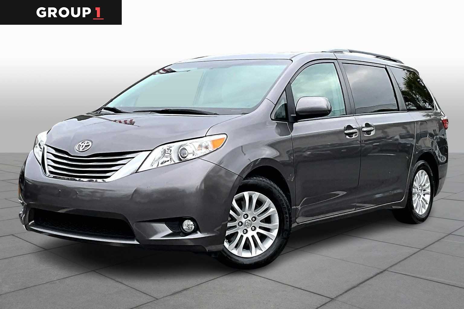 2017 Toyota Sienna XLE's photo