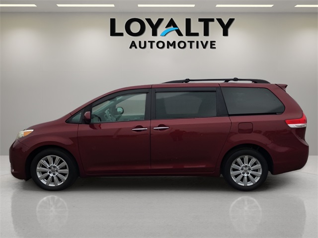 2012 Toyota Sienna XLE photo 2