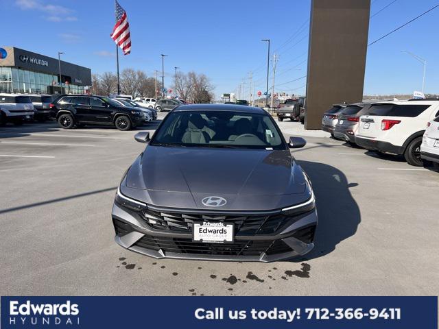 2025 Hyundai Elantra SE photo 2