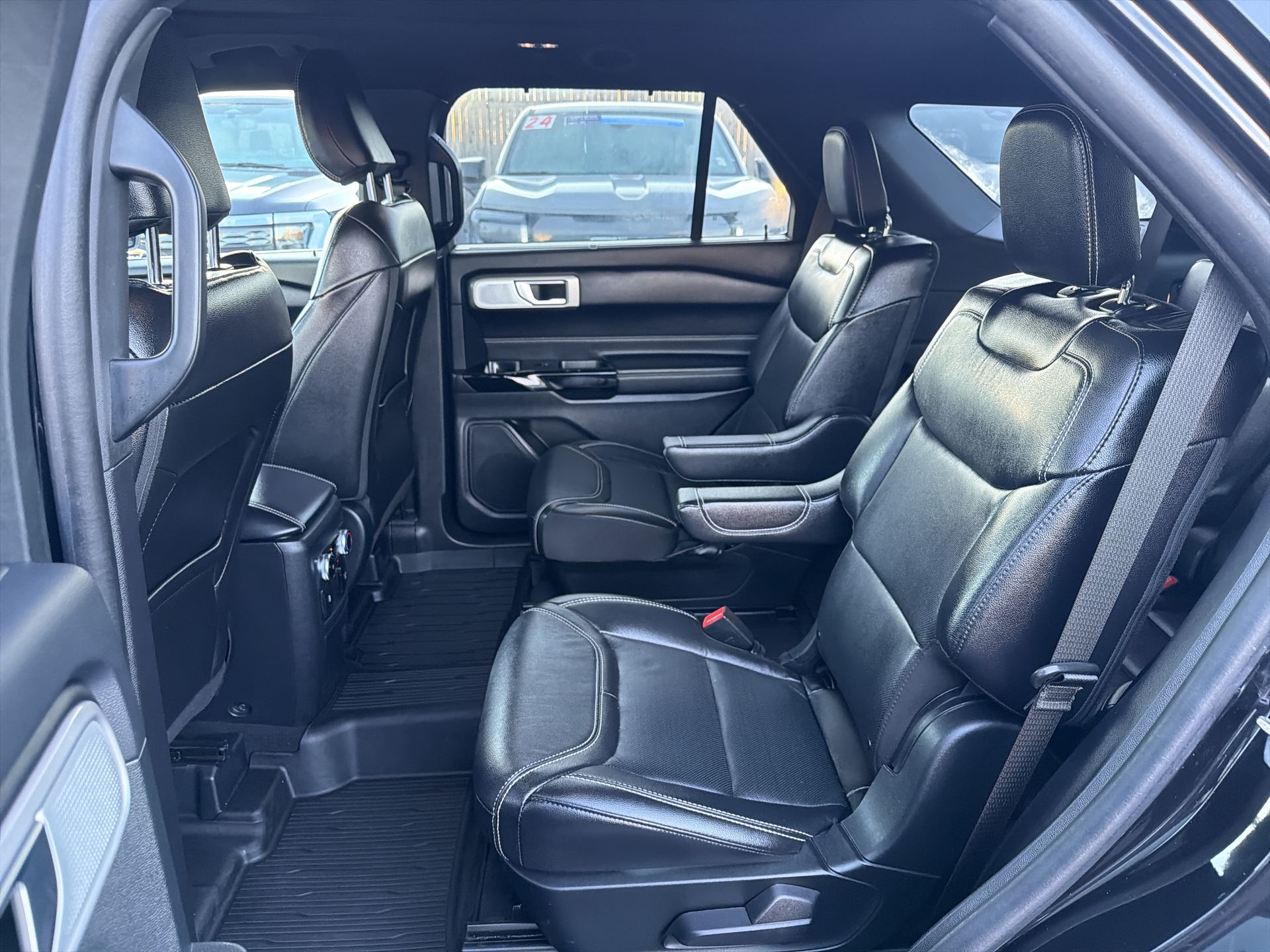 2022 Ford Explorer ST photo 4