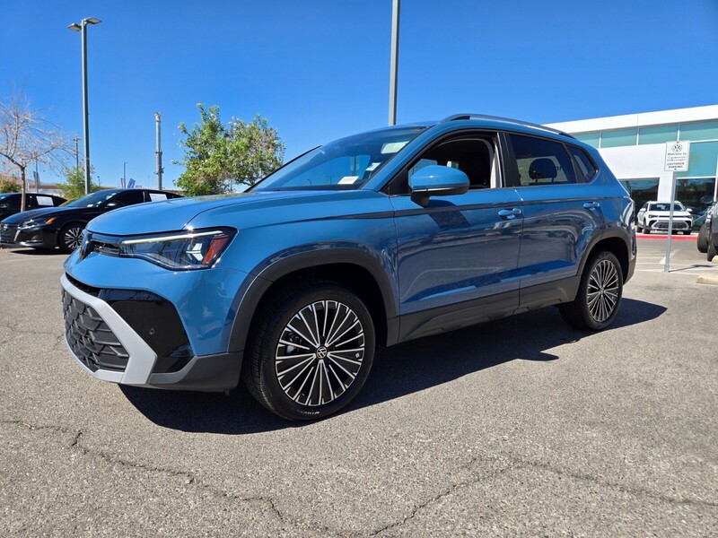 2025 Volkswagen Taos SE photo 2
