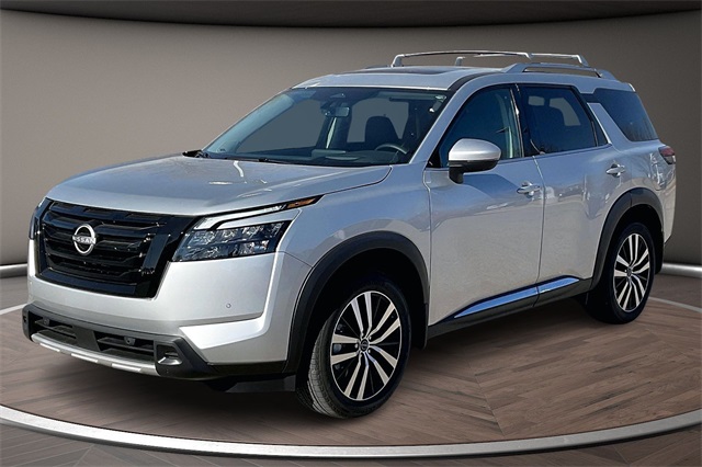 2025 Nissan Pathfinder Platinum's photo