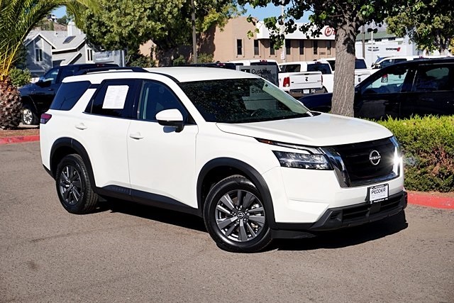 2023 Nissan Pathfinder SV photo 2