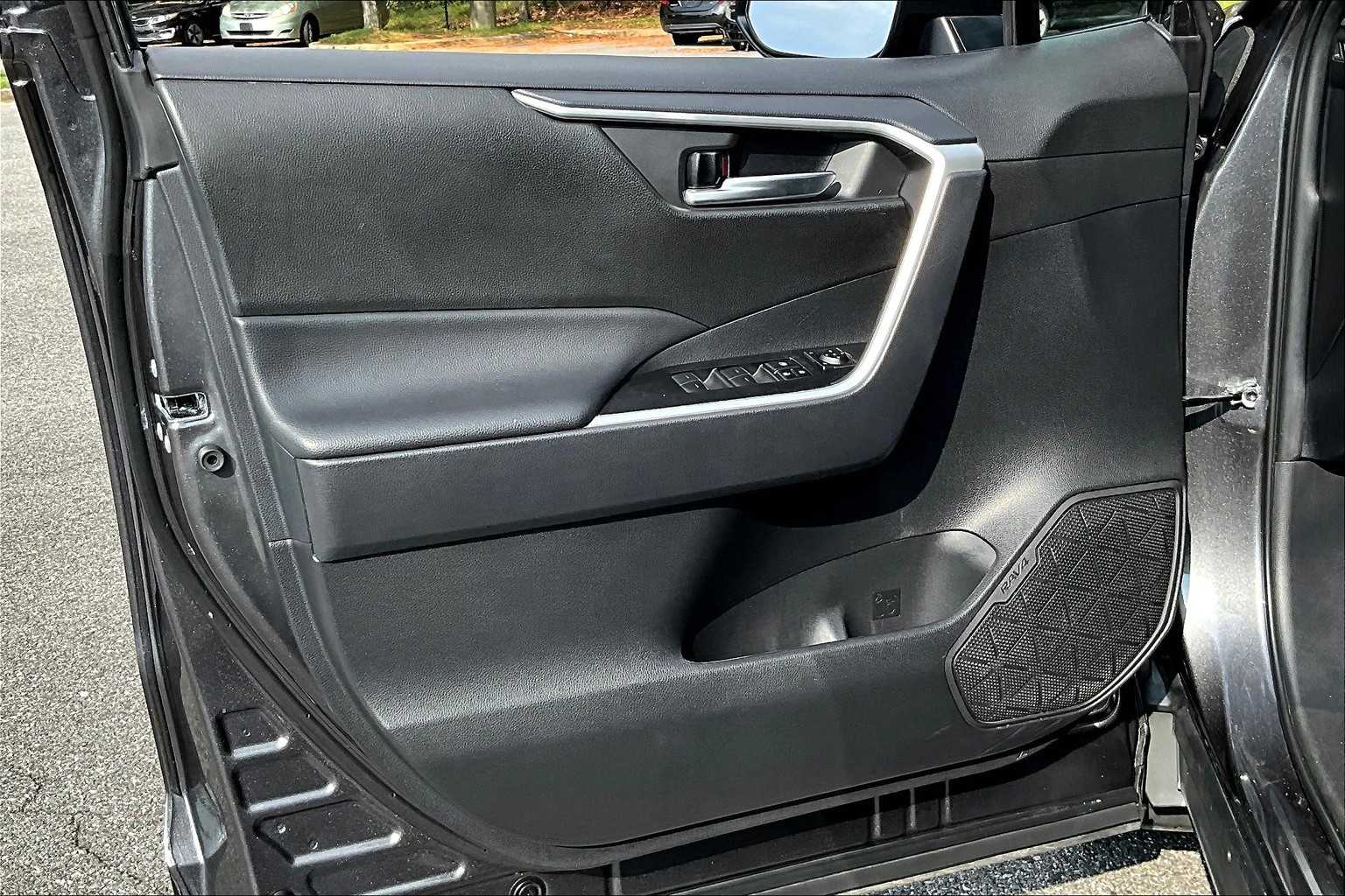 2024 Toyota RAV4 Hybrid XLE photo 19