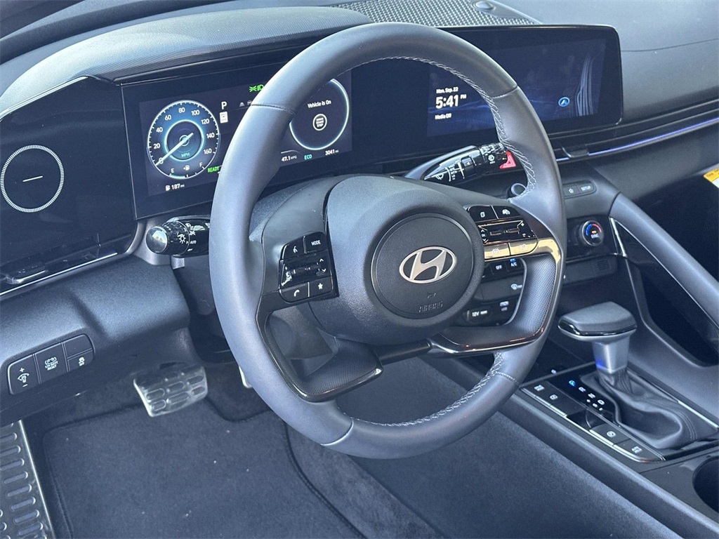 2025 Hyundai Elantra Hybrid SEL Sport photo 2