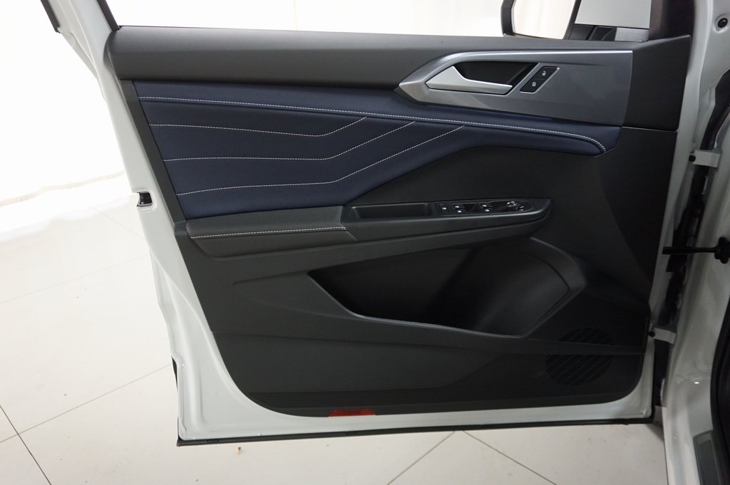2025 Volkswagen Taos SEL photo 19