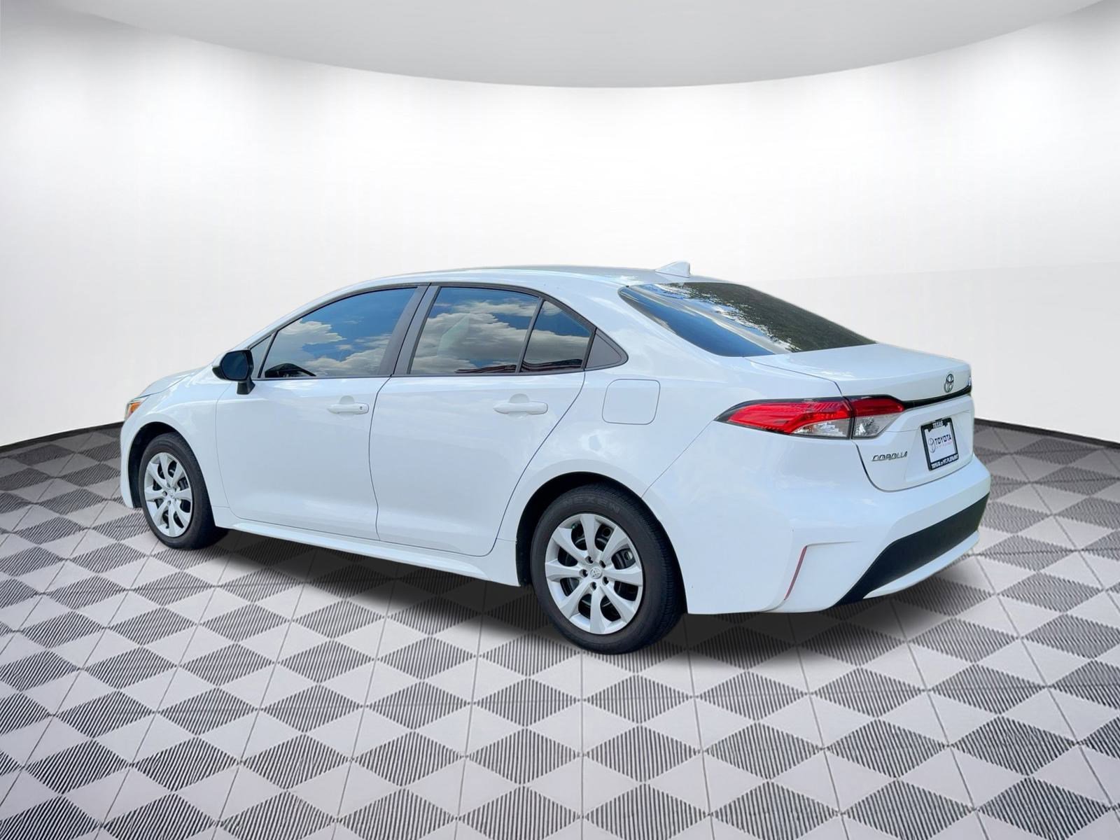 2022 Toyota Corolla LE photo 2