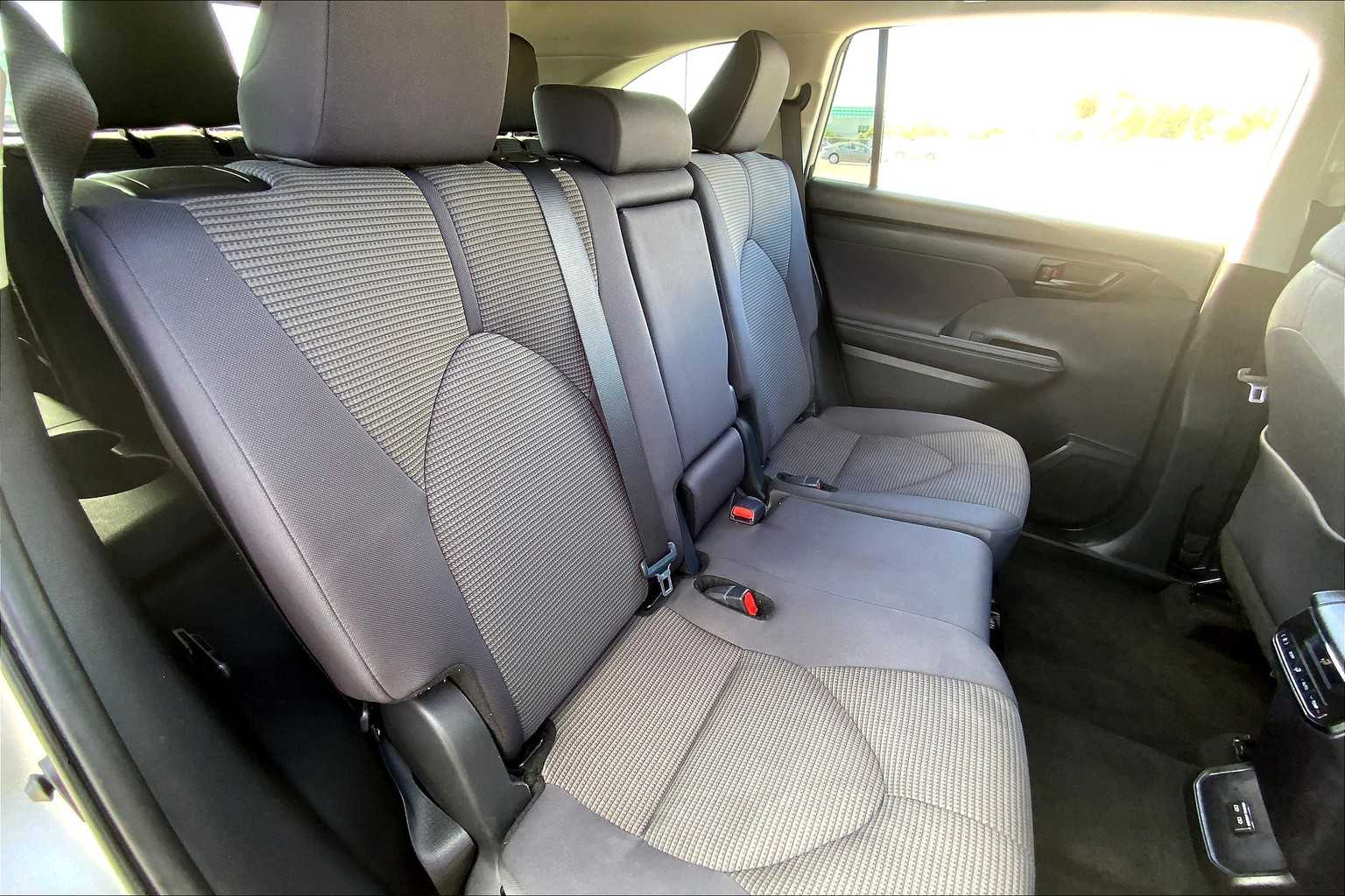 2024 Toyota Highlander LE photo 18