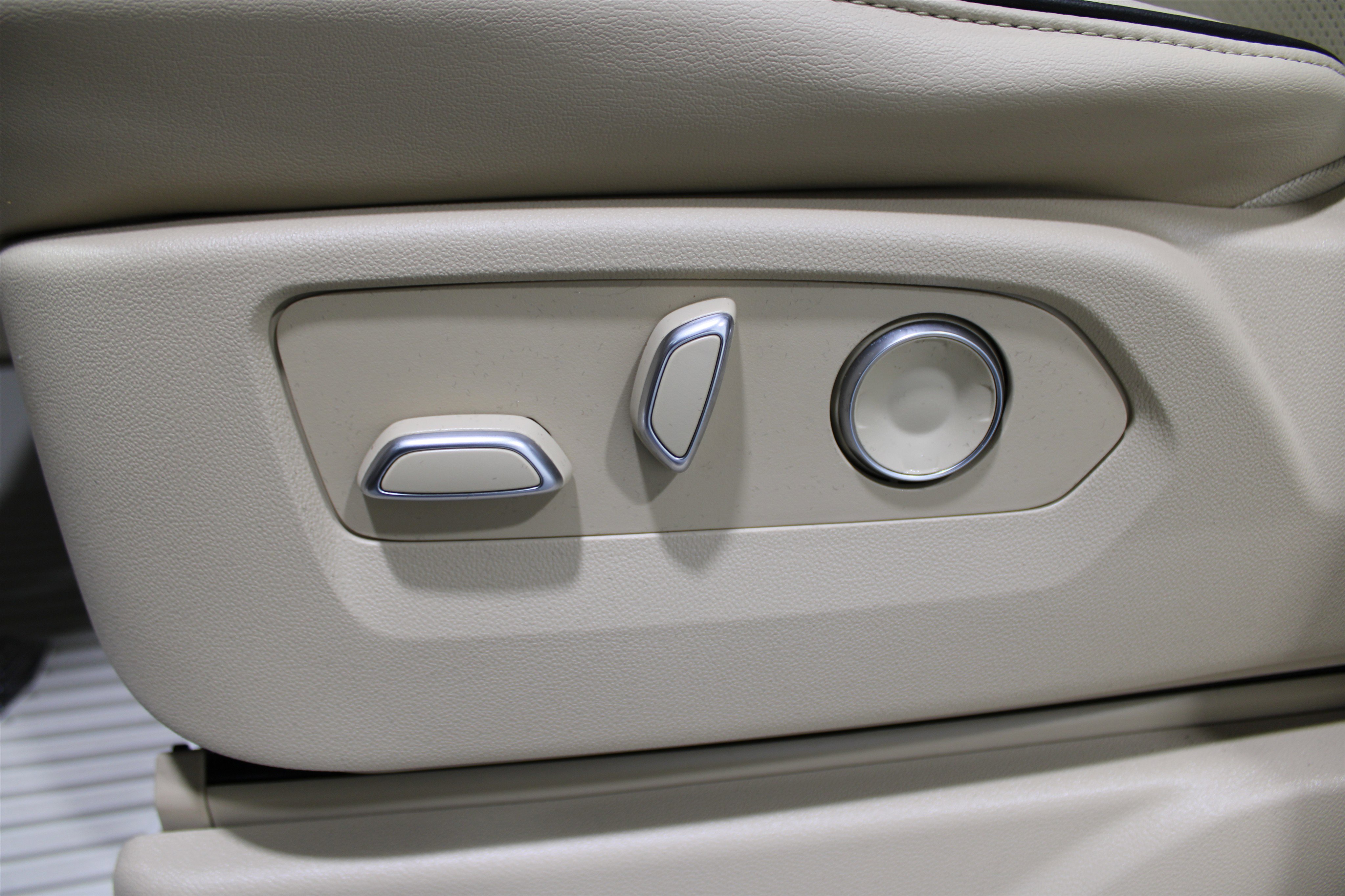 2023 Cadillac Escalade ESV Premium Luxury photo 2