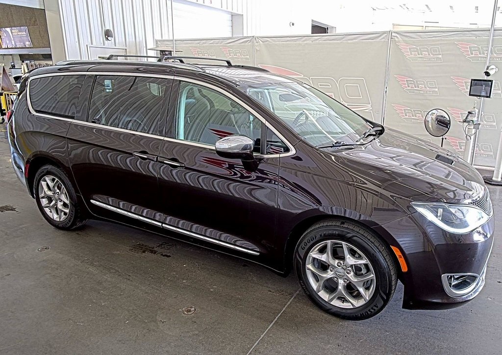 2018 Chrysler Pacifica Limited's photo