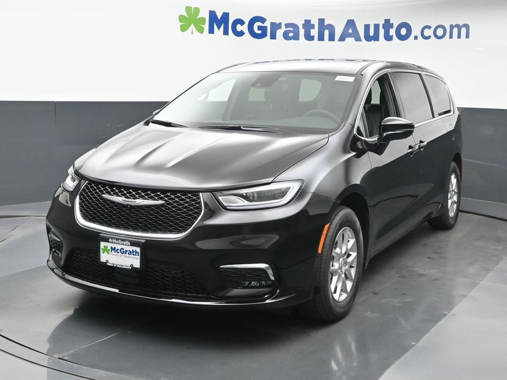 2026 Chrysler Pacifica photo 17
