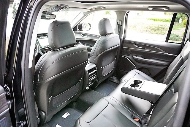 New 2023 Diamond Black Crystal Pearl-Coat Exterior Paint Jeep 4xe image 21