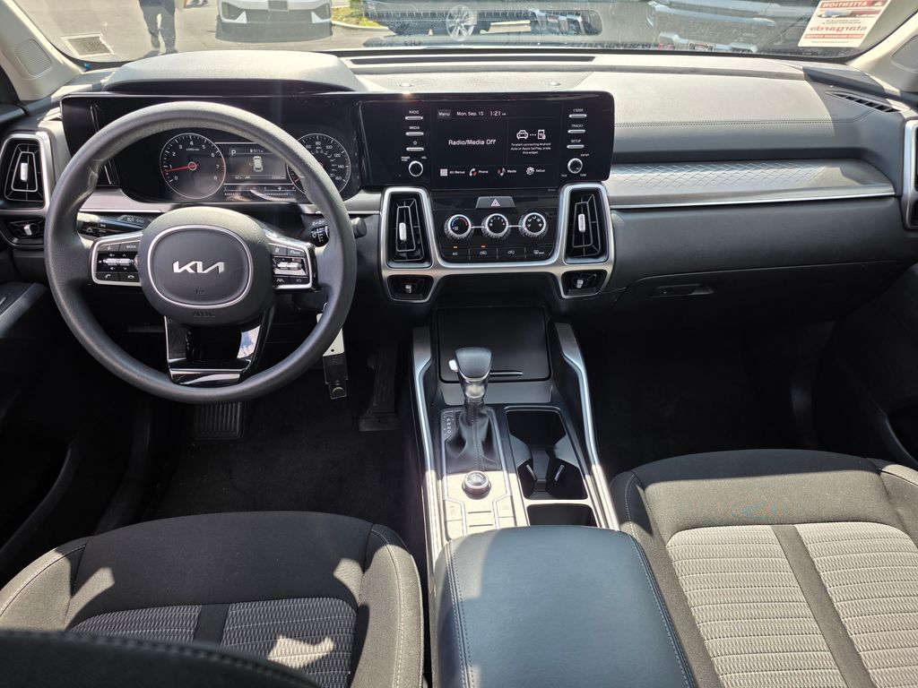 2022 Kia Sorento LX photo 6