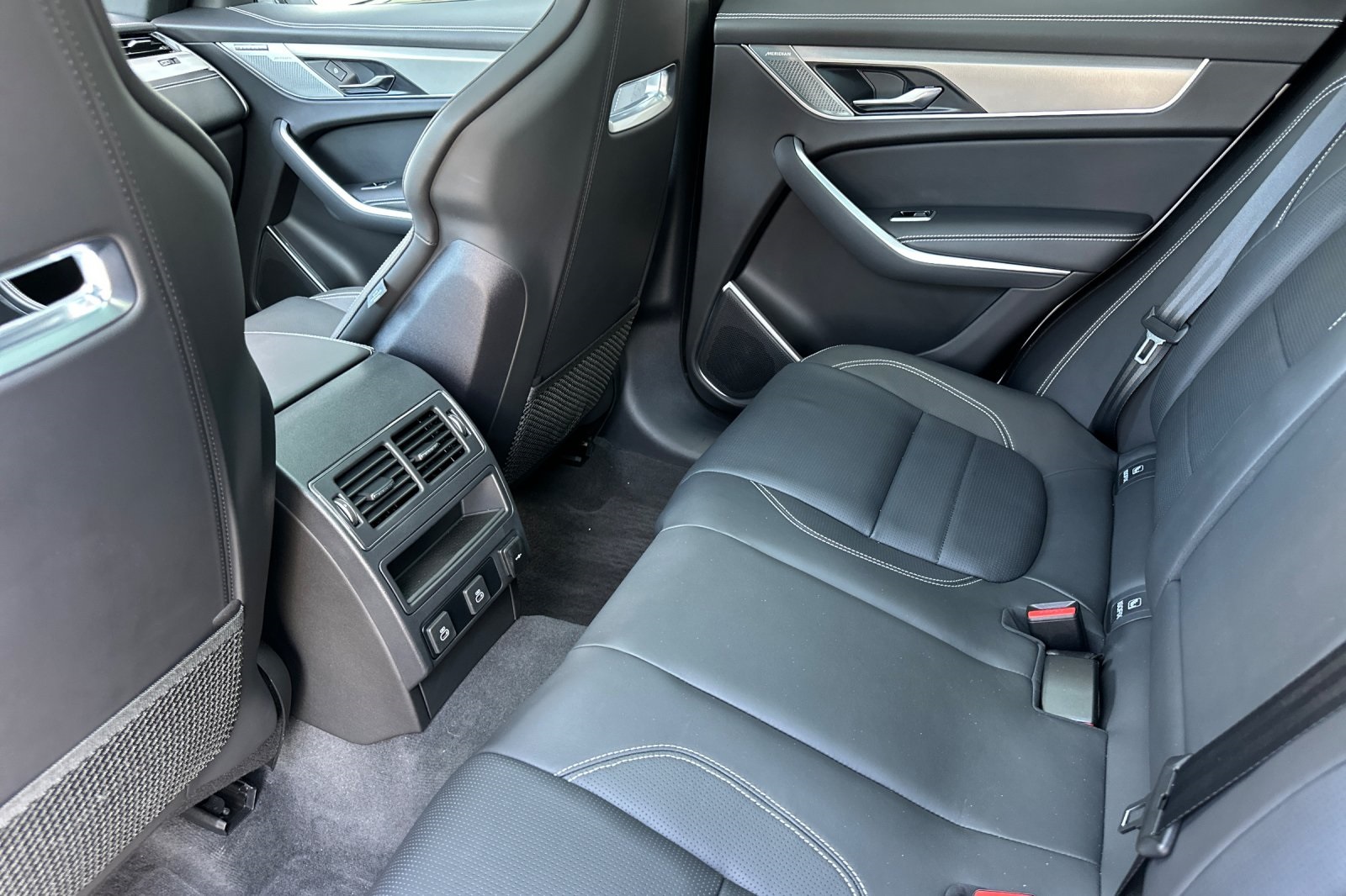 2025 Jaguar F-PACE P250 R-Dynamic S photo 9