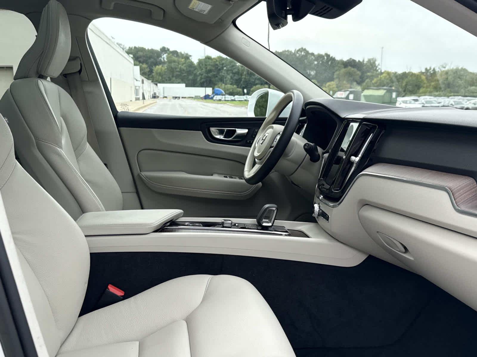 2022 Volvo XC60 Momentum photo 14
