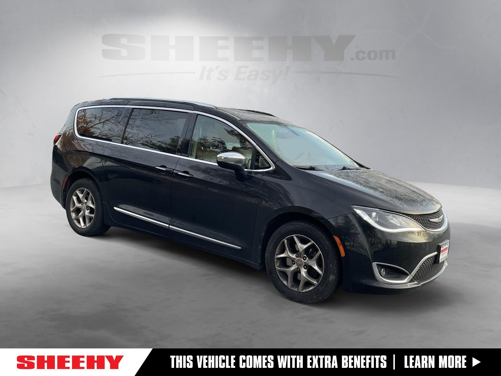 2017 Chrysler Pacifica Limited's photo