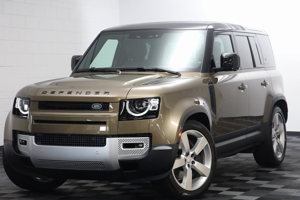 2024 Land Rover Defender SE's photo