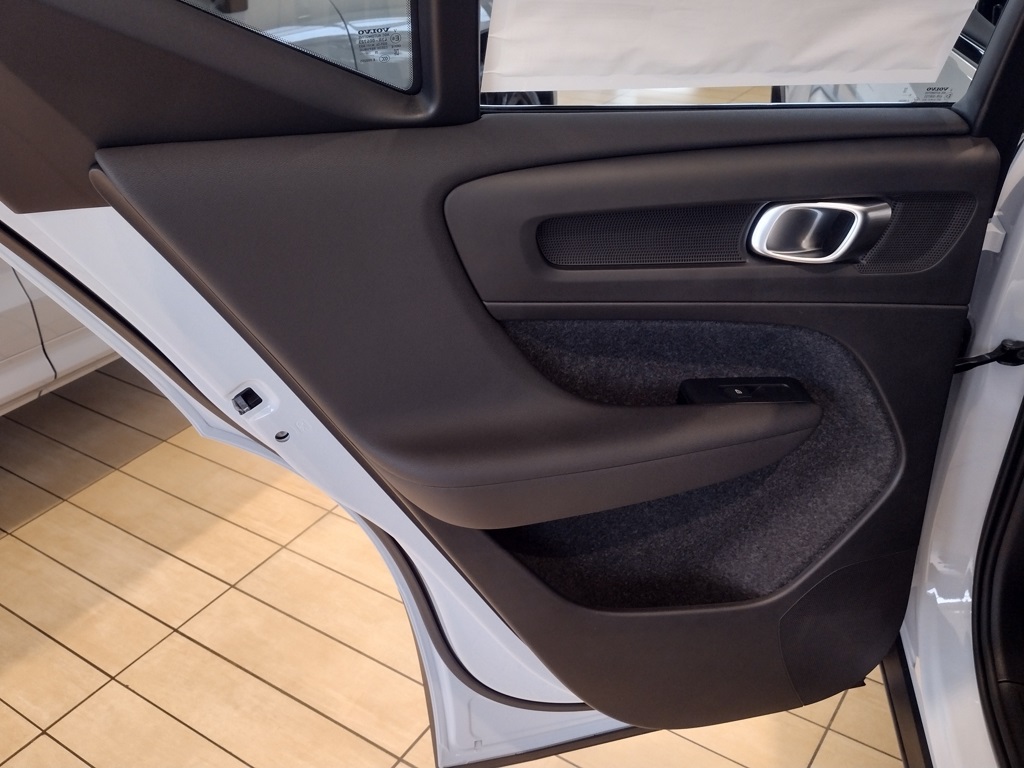 2026 VOLVO XC40 - Image 18