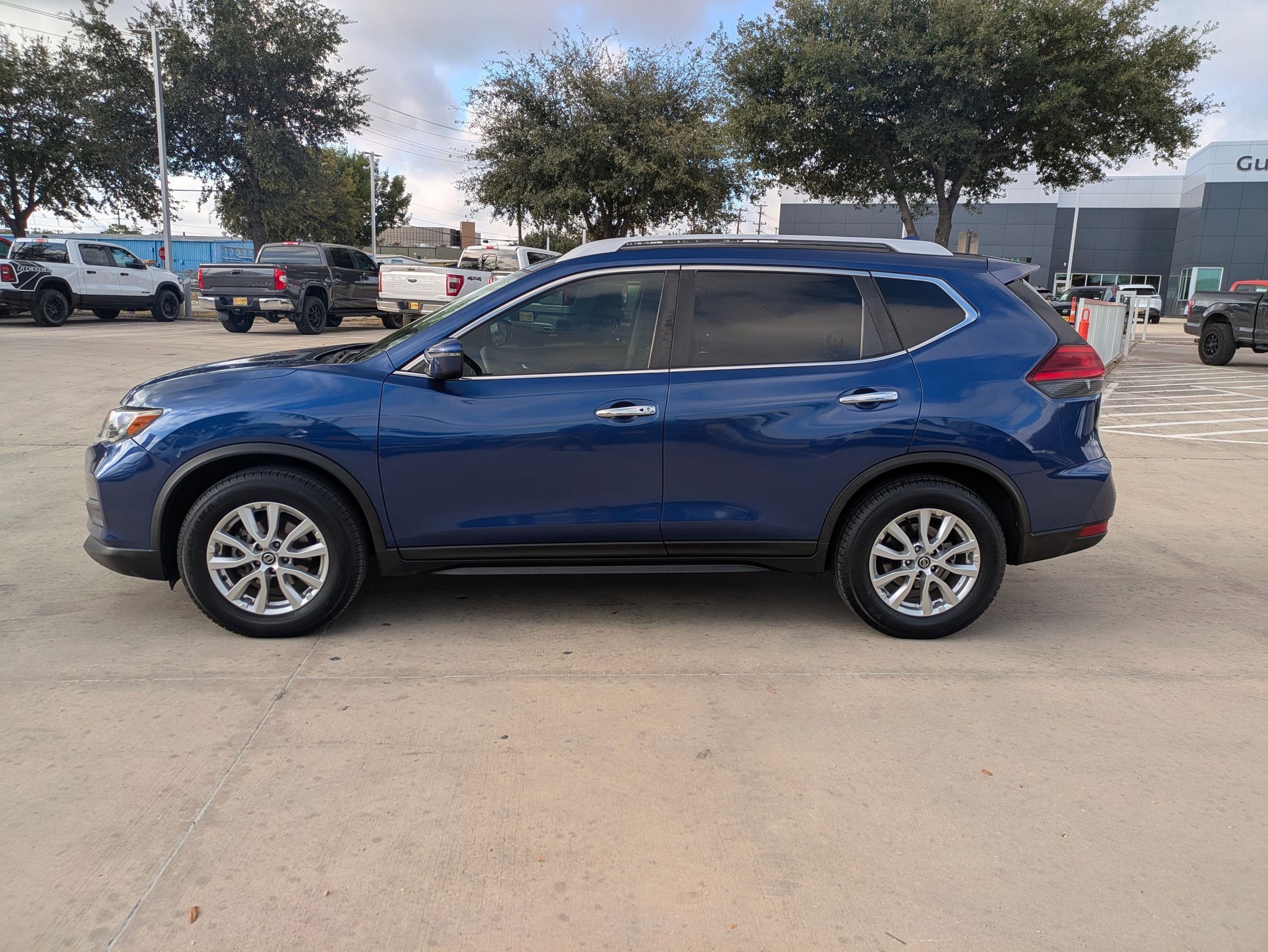 2017 Nissan Rogue SV photo 4