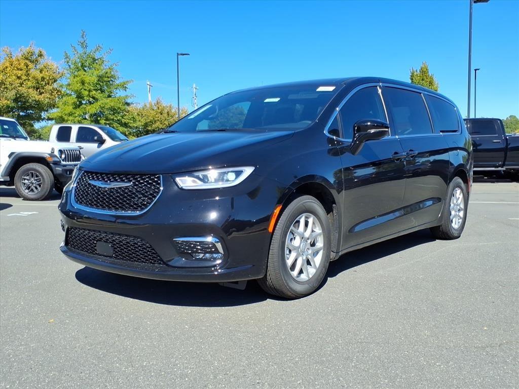 2026 Chrysler Pacifica Select's photo