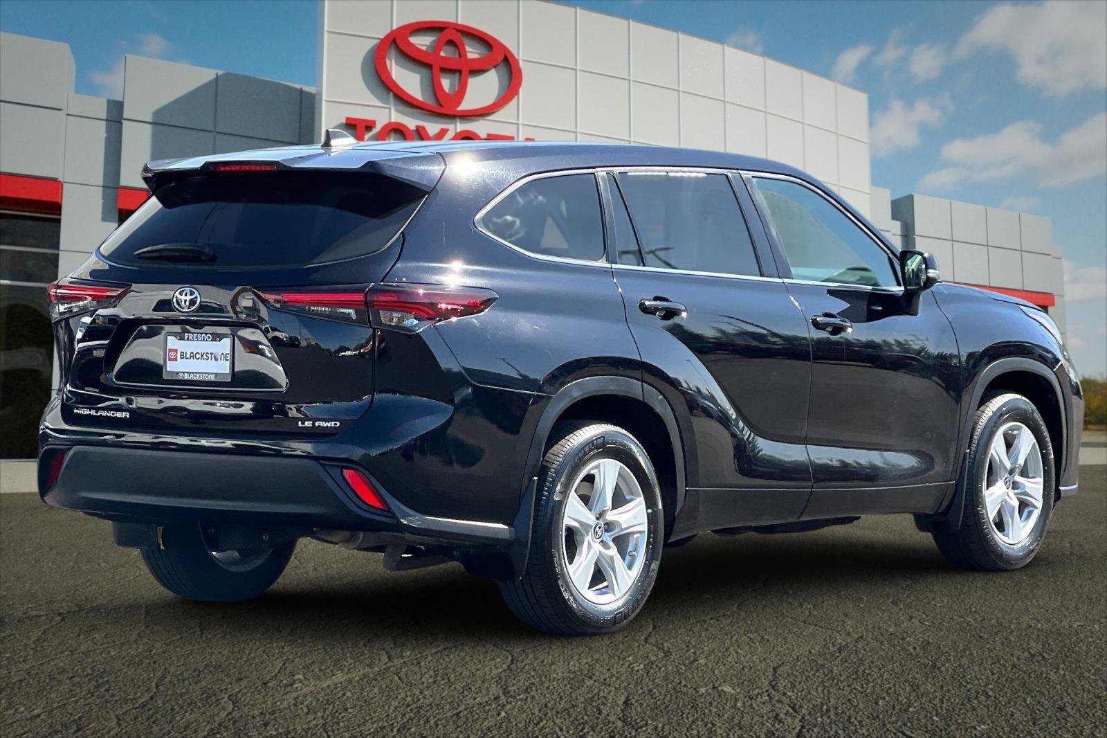 2024 Toyota Highlander LE photo 2