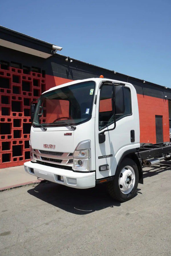 2024 Isuzu NRR photo 2