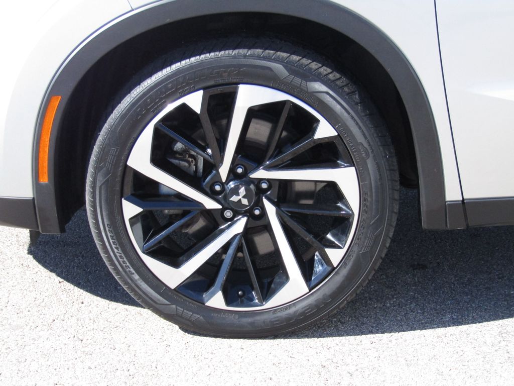 2023 Mitsubishi Outlander PHEV SE photo 2