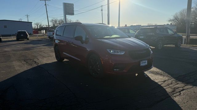 2026 Chrysler Pacifica Select's photo