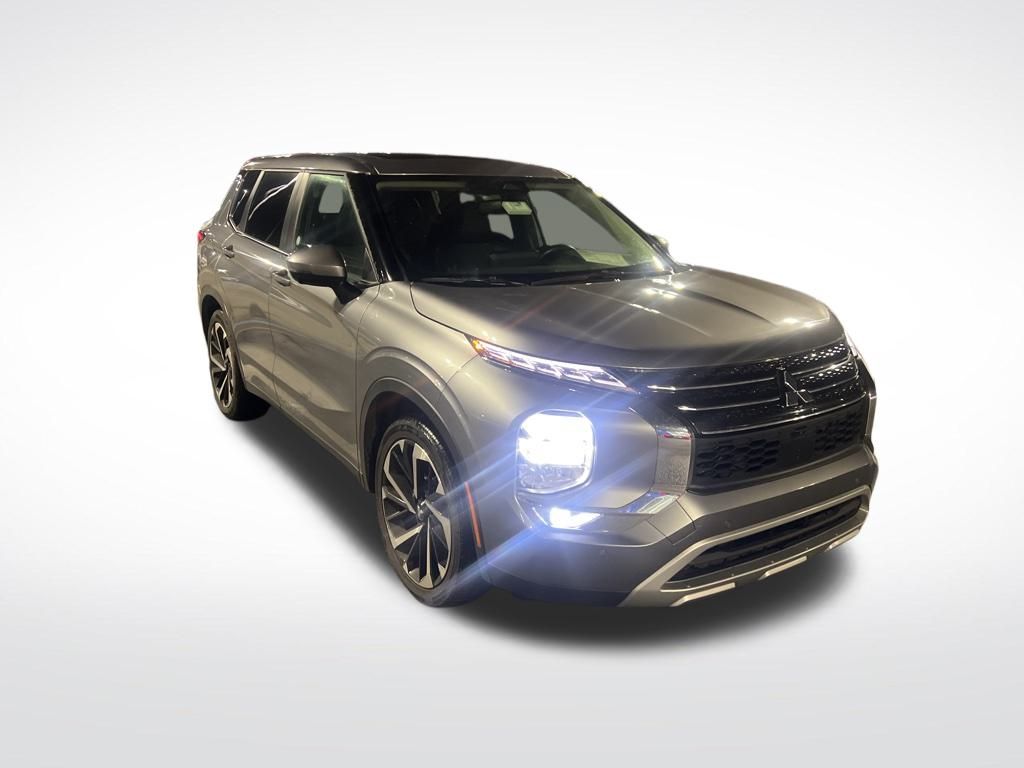2024 Mitsubishi Outlander SE's photo