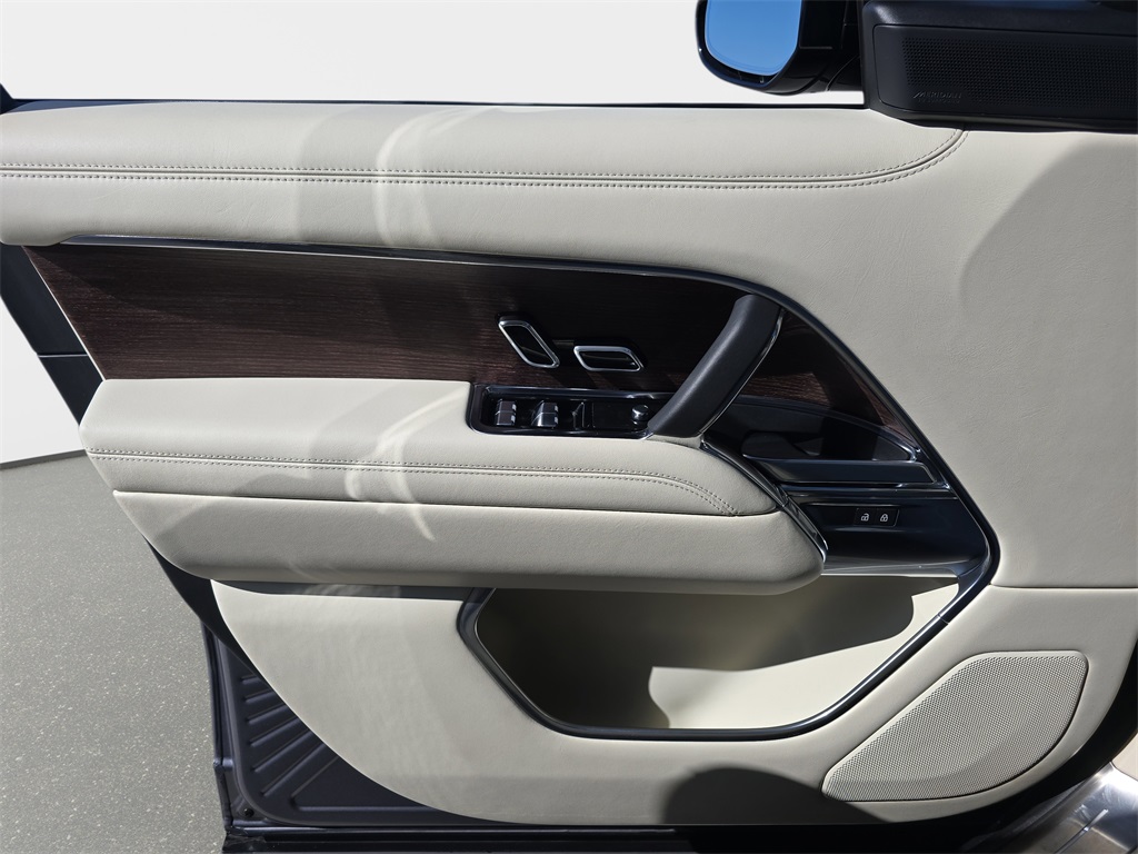 2023 Land Rover Range Rover SE photo 24