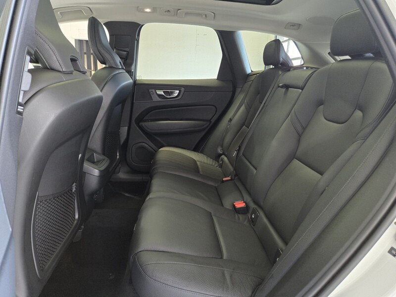 2023 Volvo XC60 B5 Plus photo 11