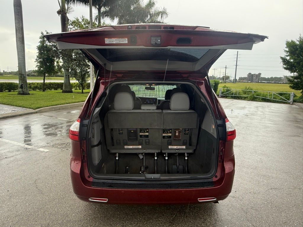2017 Toyota Sienna L photo 28