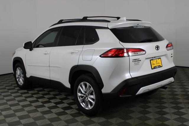 2023 Toyota Corolla Cross LE photo 4