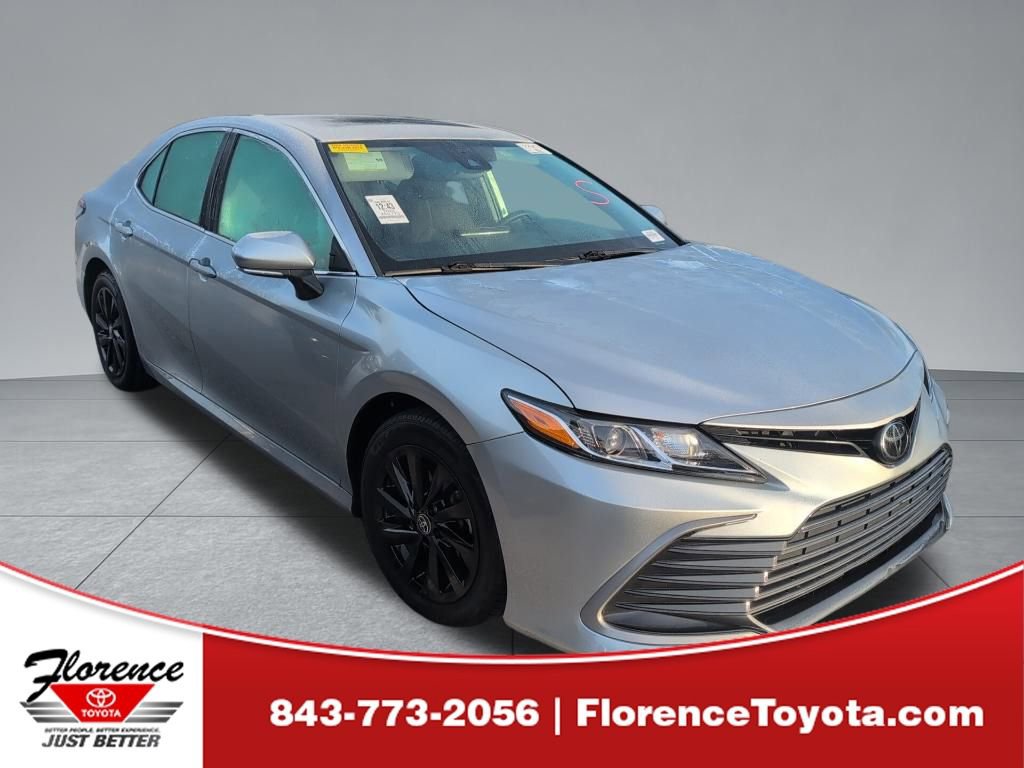 2023 Toyota Camry LE's photo
