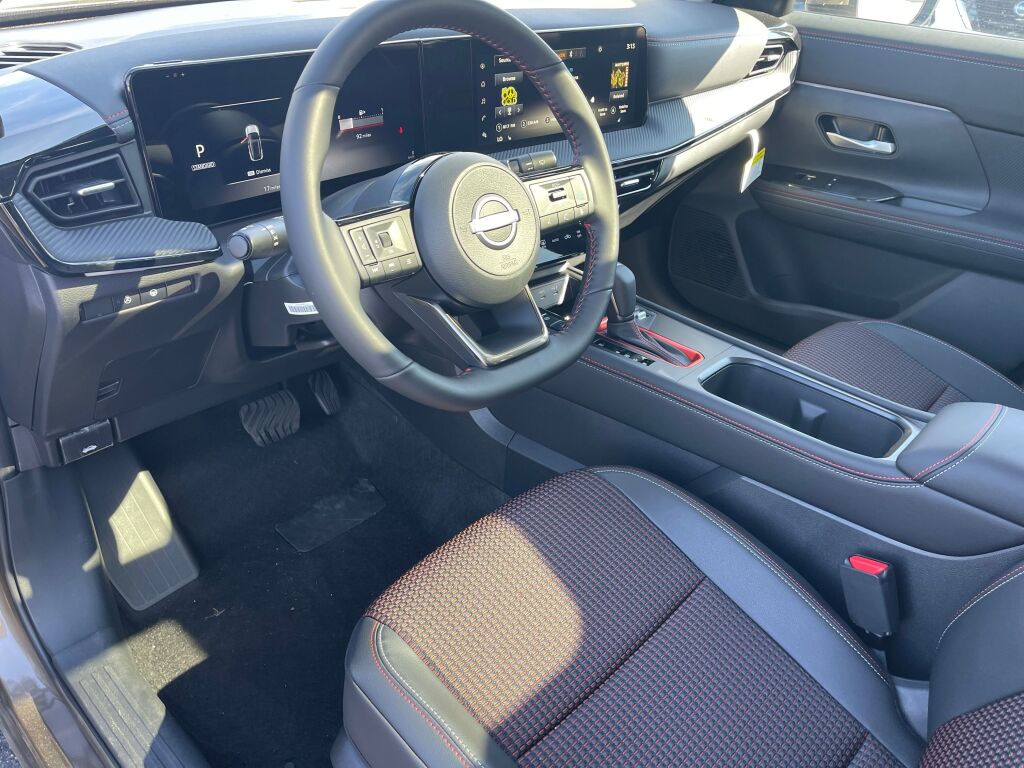 2026 Nissan Kicks SR photo 6