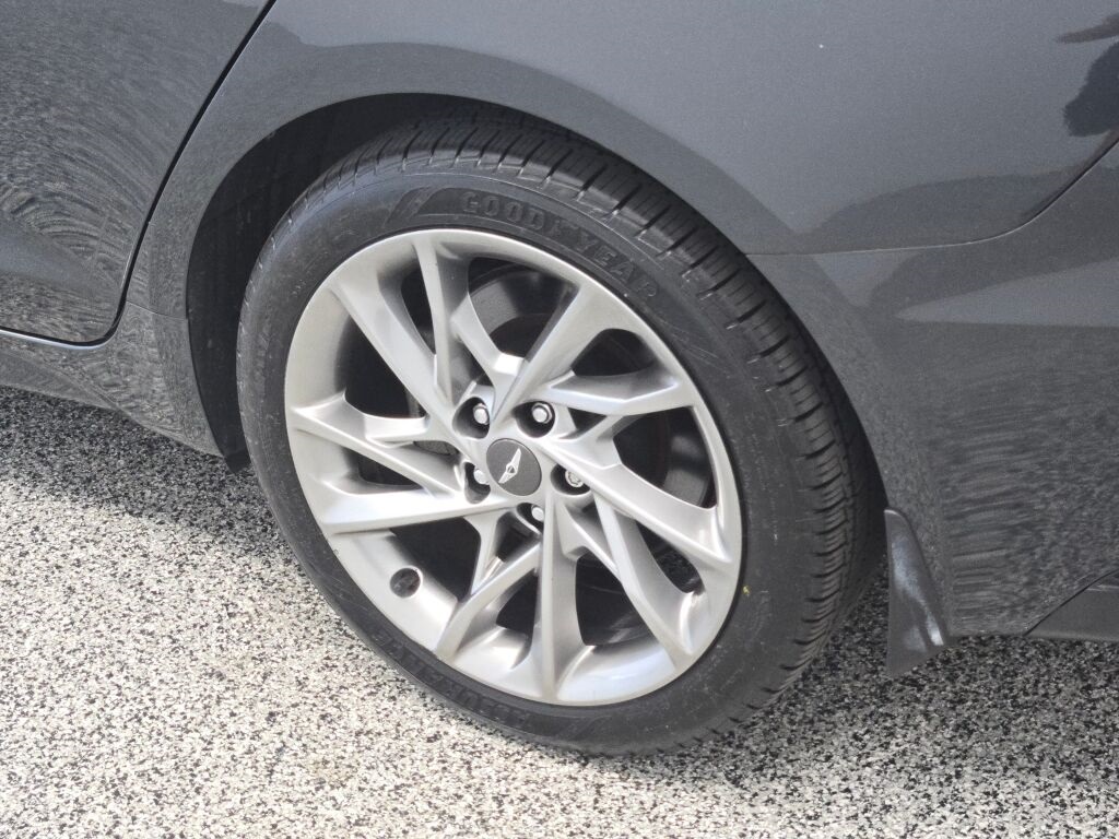 2022 Genesis G70 2.0T photo 15