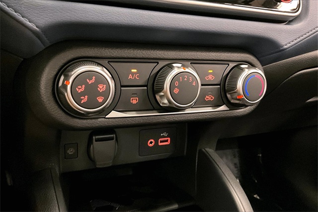 2025 Nissan Versa 1.6 SV photo 25