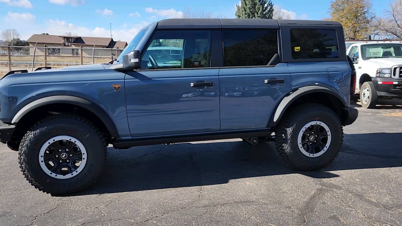 2024 Ford Bronco Badlands photo 2