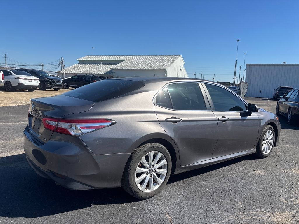 2018 Toyota Camry SE XLE photo 2