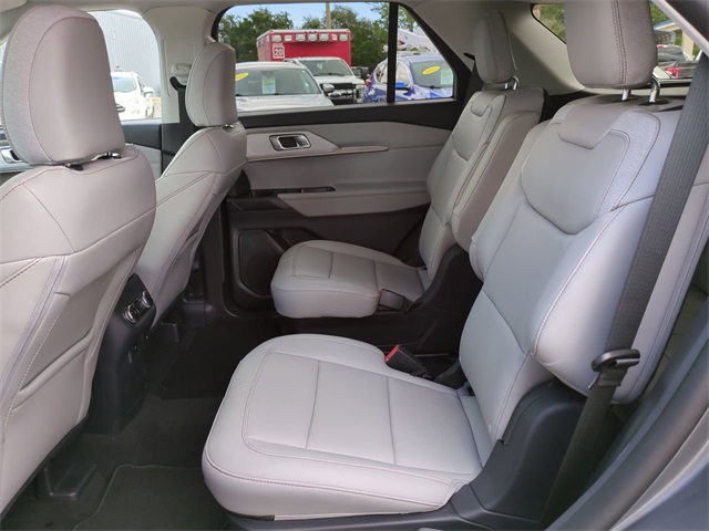2025 Ford Explorer photo 12