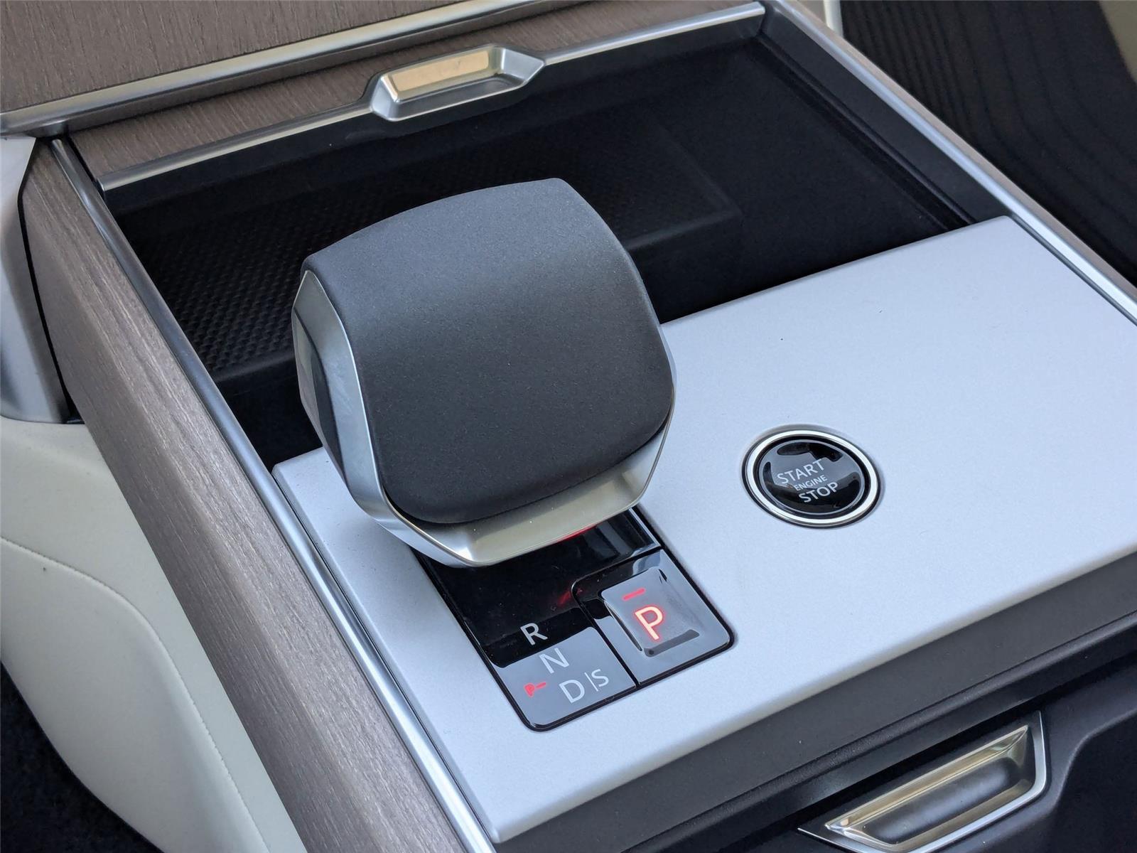 2025 Land Rover Range Rover SE photo 17
