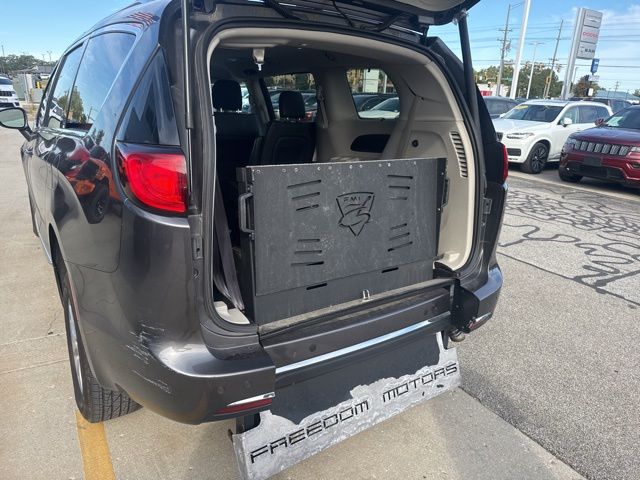 2020 Chrysler Pacifica Touring L photo 6