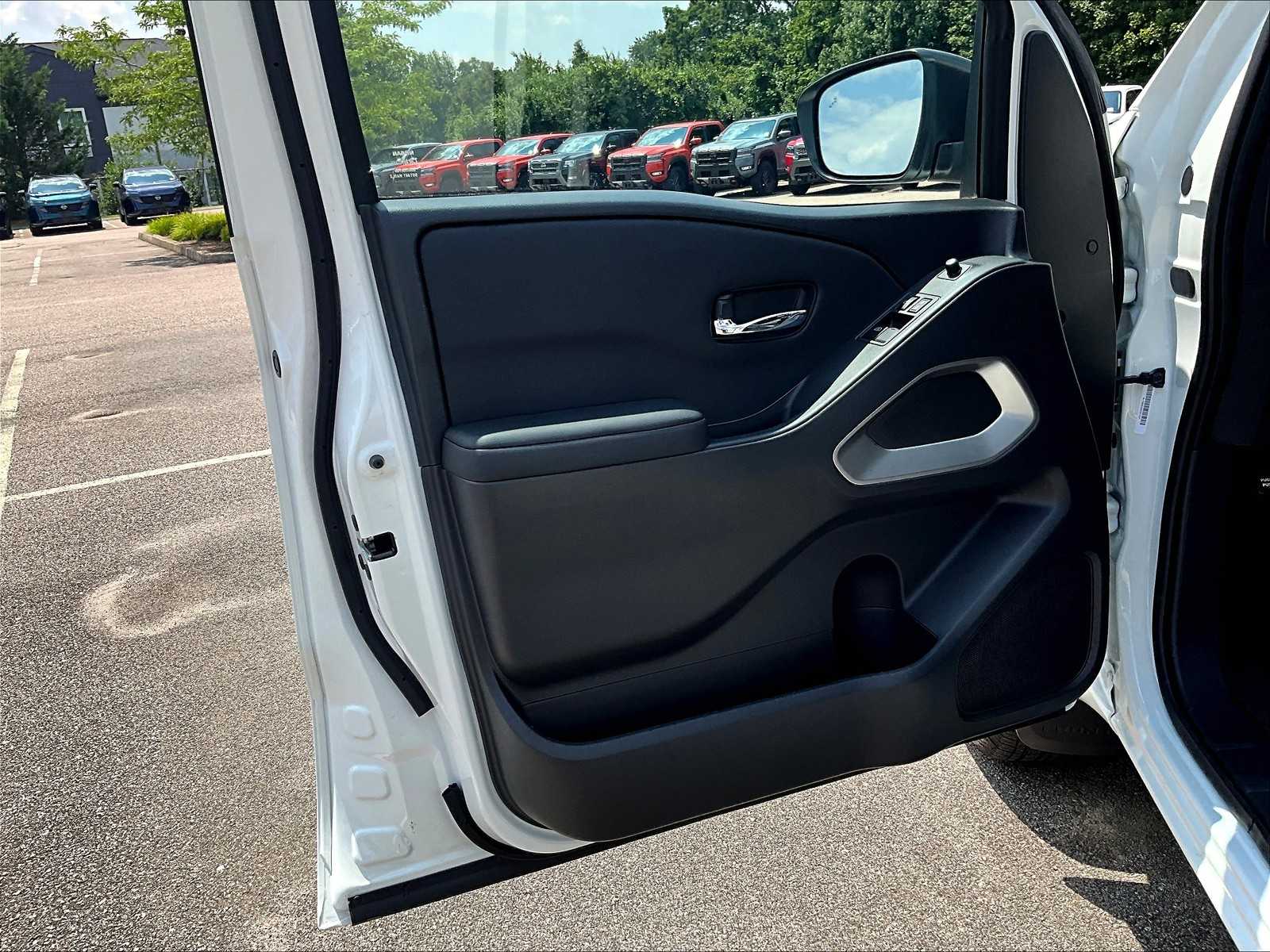 2025 Nissan Frontier SV photo 9