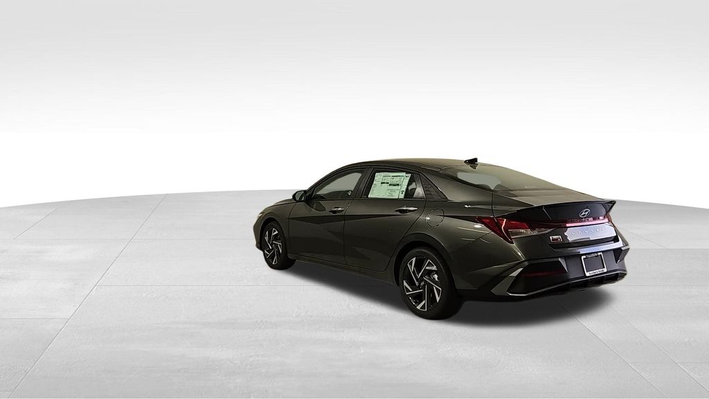 2025 Hyundai Elantra SEL Sport photo 3